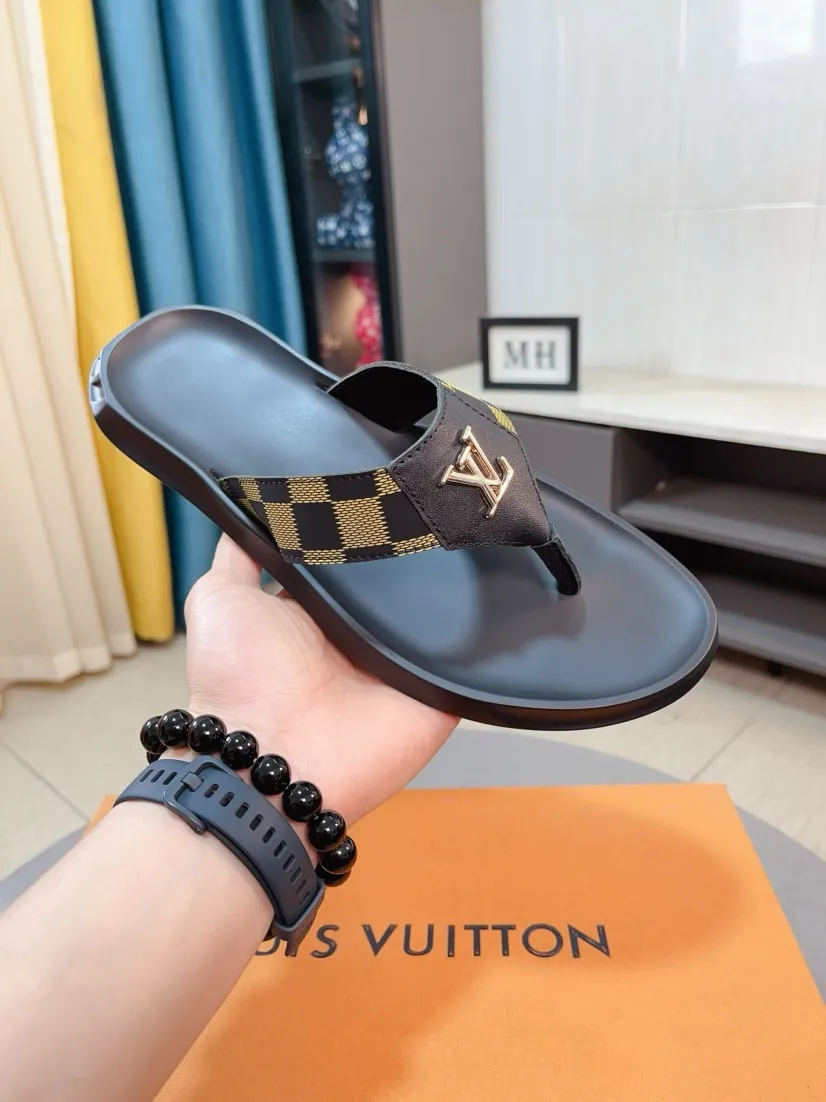 Men's shoes 💰260🌹🌹 (lv-Louis Vuitton) new men's sandals, high-end boutique, exquisite embossed logo decoration on the upper, fine workmanship, super soft soles, casual, loose and comfortable, a must-have in summer! \nsize：38-44